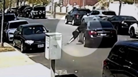 Luego de que la víctima se cayera, el ladrón siguió su camino hacia el sur por la avenida Westchester.