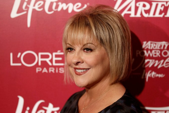 Nancy Grace llega al 3.er Almuerzo Anual "El Poder de las Mujeres" de Variety en Beverly Hills, California, el viernes 23 de septiembre de 2011. El almuerzo celebra las contribuciones filantrópicas y caritativas de las mujeres en el mundo del espectáculo. (Foto AP/Matt Sayles)