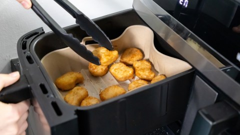 Los nuggets de pollo se pueden cocinar rápidamente en la freidora de aire.