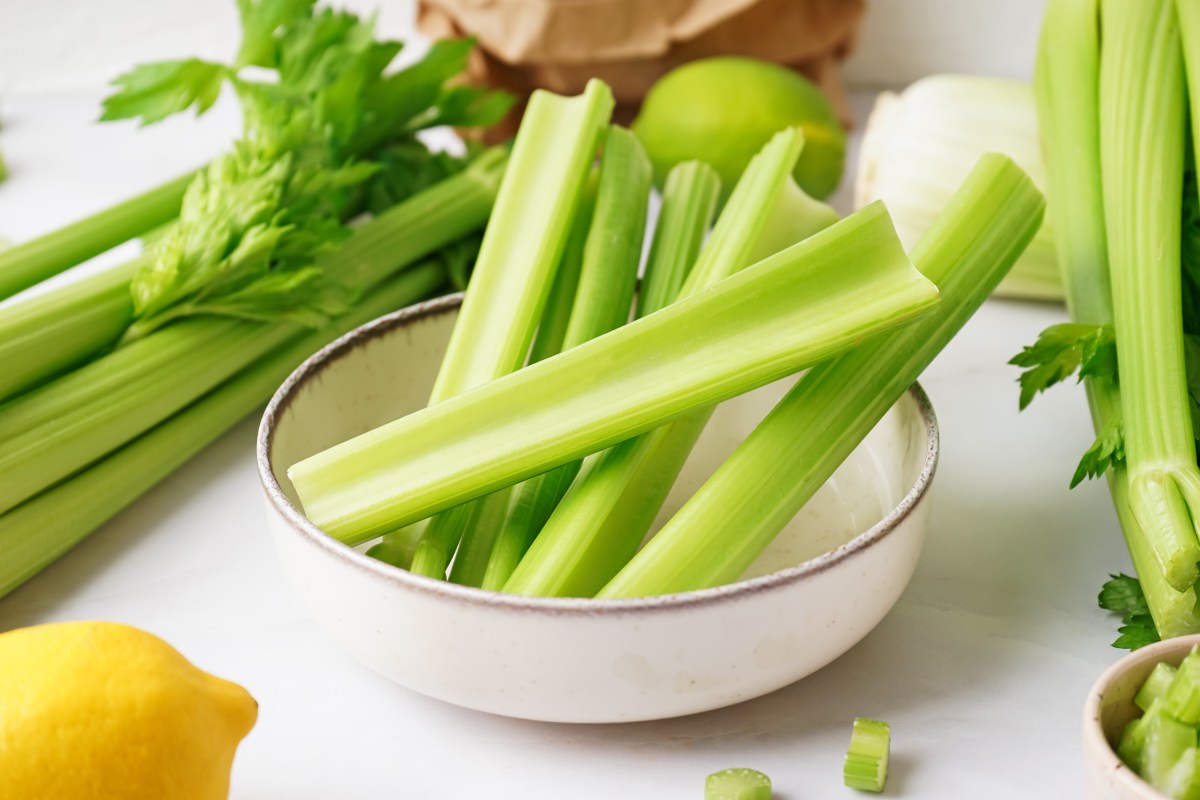 Retiran palitos de apio en 30 estados por contaminación con Listeria