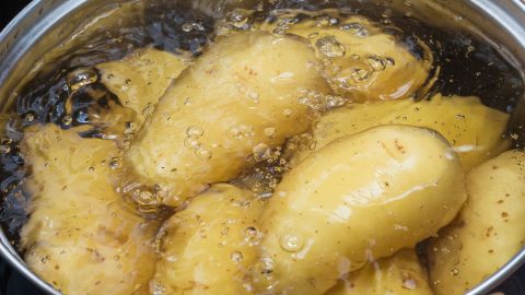Hervir las papas y luego enfriarlas puede cambiar la composición de este alimento.