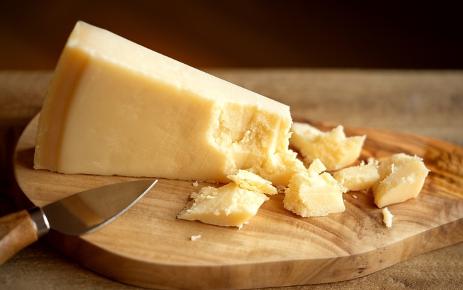 El queso parmesano es de fácil digestión, por lo que es un alimento para personas de cualquier edad.