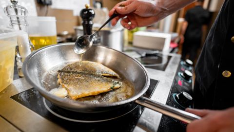 Pescado frito crujiente sin que se pegue con las recomendaciones de expertos.