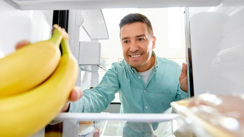 Una experta prueba tres maneras de guardar los plátanos y cual es la más efrectiva.