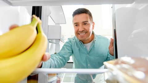 Una experta prueba tres maneras de guardar los plátanos y cual es la más efrectiva.
