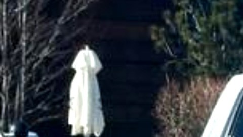 Vecinos de la familia reclaman por qué la policía no traía armas menos agresivas.