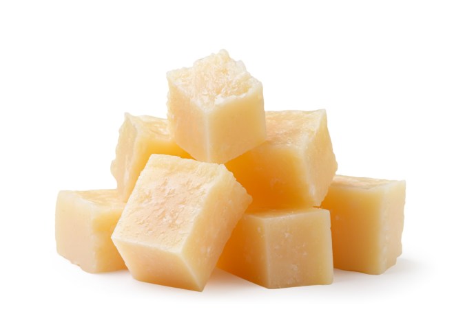 Cuando se come el queso parmesano como snack, no debe exceder una onza.