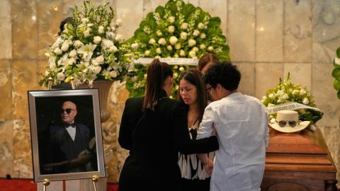 Zulinka Pérez en el funeral de su padre Rubby Pérez en República Dominicana.