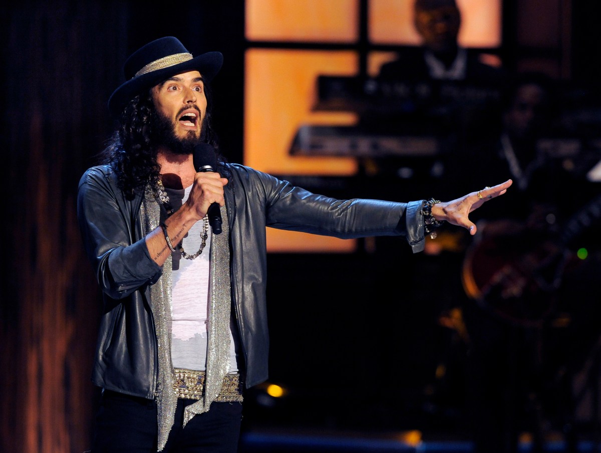 Policía británica acusa a Russell Brand de violación y agresión a cuatro mujeres