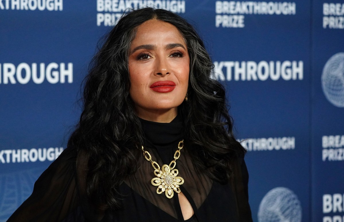 Salma Hayek deslumbra con transparencias y sus canas en la alfombra roja de los BreakThrough Prize