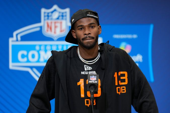 El mariscal de campo de Colorado, Shedeur Sanders, habla durante una conferencia de prensa en el Combinado de Talentos de la NFL.