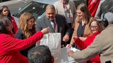La concejal Julie Menin, el fiscal de distrito de Manhattan Alvin L. Bragg y Beth Finkel, directora estatal de AARP New York, ayudan con la trituración de documentos, en el lanzamiento de   The Big Shred NY! en The Center @ Lenox Hill Neighborhood House, este miércoles 16 de abril.