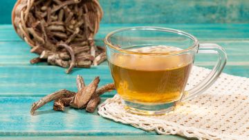 El té de valeriana tiene efectos para relajar el sistema nervioso central.