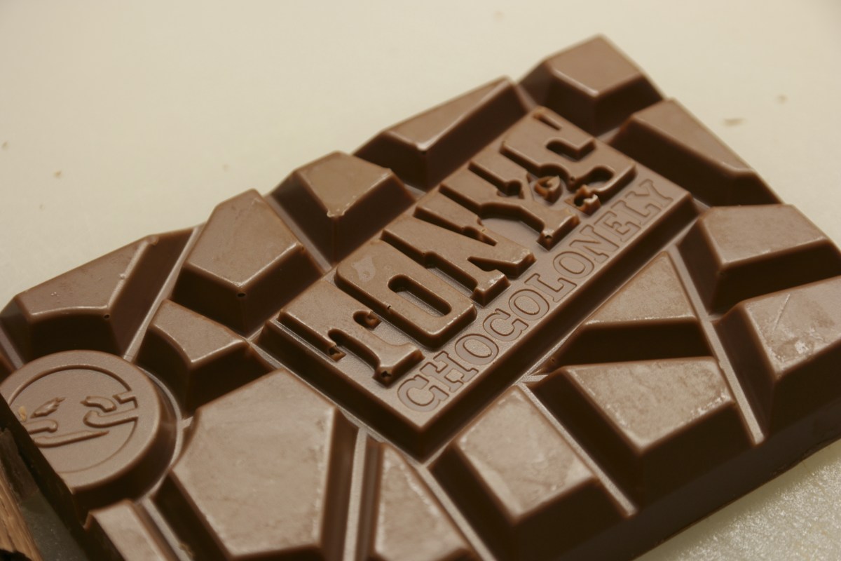 Tony's Chocolonely retira barras de chocolate del mercado por riesgo de "piedras pequeñas"