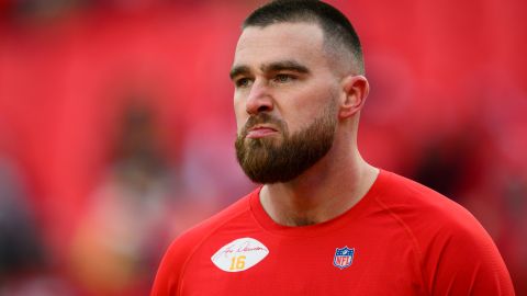 Travis Kelce fundó en 2015 una organización para ayudar jóvenes.