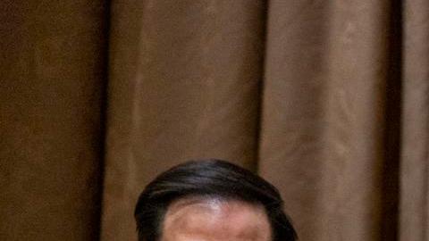 El presidente de Estados Unidos, Donald J. Trump (c), junto al secretario de Estado, Marco Rubio (i), y el secretario de Defensa, Pete Hegseth (d), escuchan comentarios durante una reunión del Gabinete en la Sala del Gabinete de la Casa Blanca en Washington, D.C., EE.UU., el 10 de abril de 2025.
