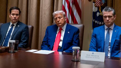 El presidente de Estados Unidos, Donald J. Trump (c), junto al secretario de Estado, Marco Rubio (i), y el secretario de Defensa, Pete Hegseth (d), escuchan comentarios durante una reunión del Gabinete en la Sala del Gabinete de la Casa Blanca en Washington, D.C., EE.UU., el 10 de abril de 2025.