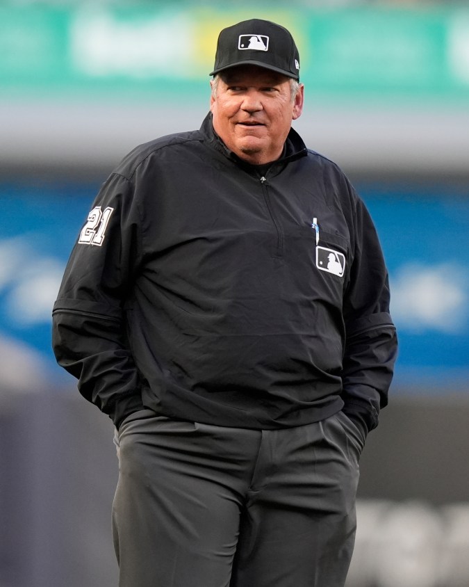 El árbitro Hunter Wendelstedt antes de un partido de béisbol entre los Yankees de Nueva York y los Atléticos de Oakland, el miércoles 24 de abril de 2024, en Nueva York. (Foto AP/Frank Franklin II)