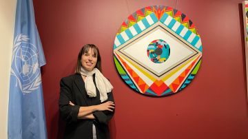 Vanesa Álvarez en la entrada a la exposición en la sede de Naciones Unidas en Nueva York.