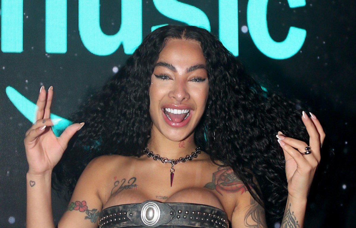 Yailin La Más Viral se compra un Tesla Cybertruck