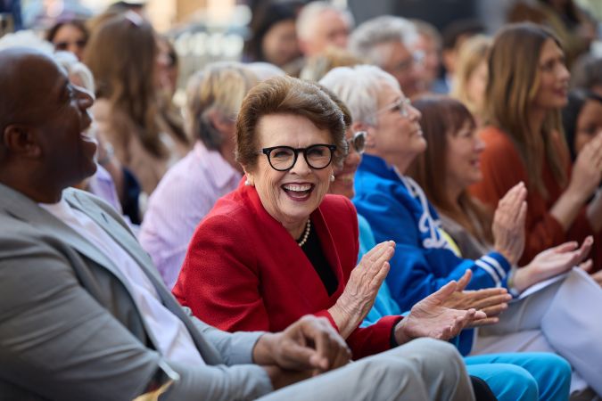 Billie Jean King se mantuvo en todo momento sonriente y atenta a los comentarios de quienes le rindieron homenaje.
