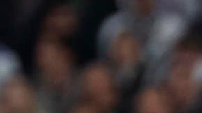 Kylian Mbappé deja el terreno de juego tras lesionarse el tobillo.