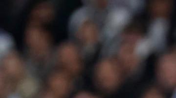 Kylian Mbappé deja el terreno de juego tras lesionarse el tobillo.