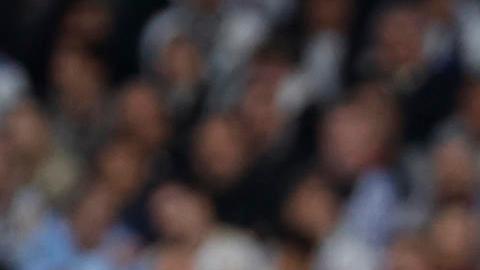 Kylian Mbappé deja el terreno de juego tras lesionarse el tobillo.