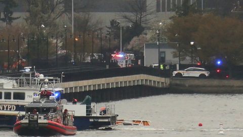 Helicóptero en el agua tras el accidente.