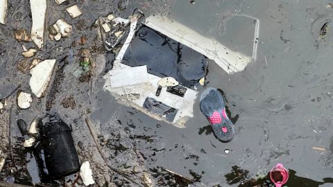 Las piezas de la aeronave quedaron flotando en el agua del río Hudson tras el desplome, además de restos de las víctimas.