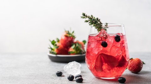 El agua de arándanos es una deliciosa bebida refrescante.