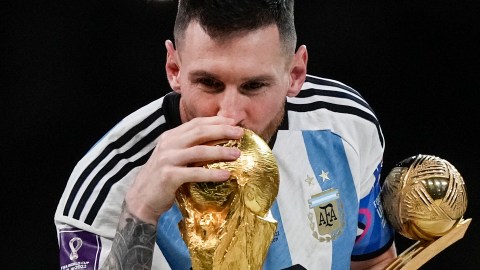 Lionel Messi besa la Copa del Mundo tras ganar el Mundial de Qatar 2022.