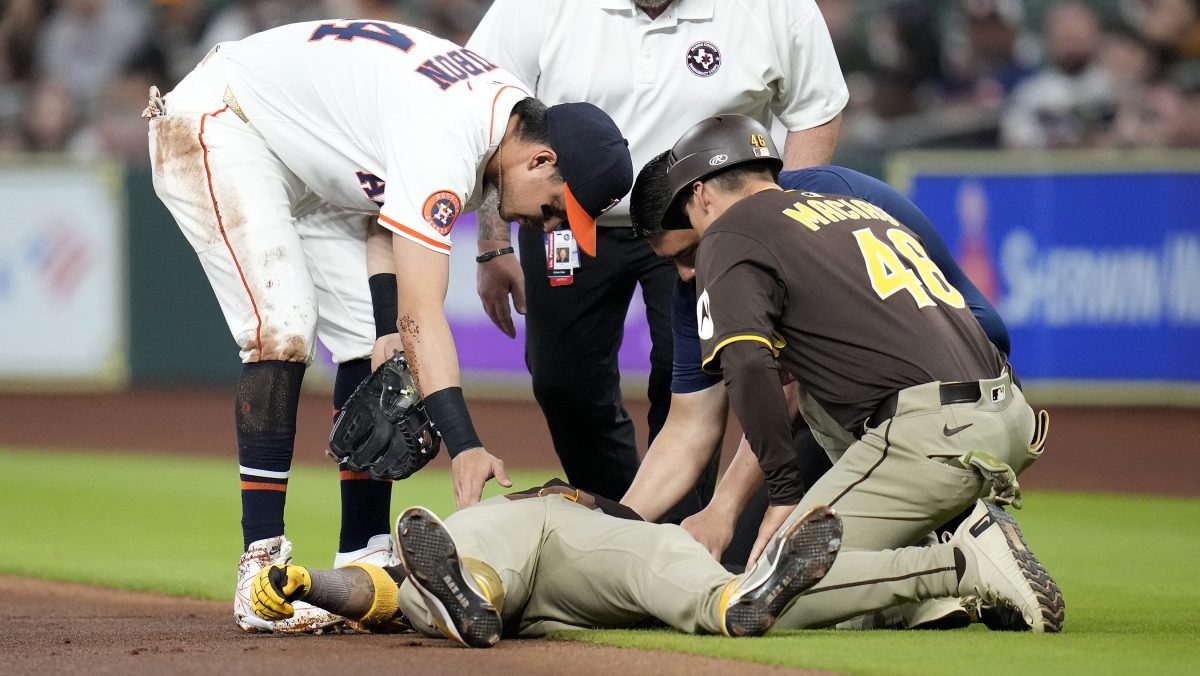 Venezolano Luis Arráez fue retirado en camilla tras fuerte choque en juego de Padres vs. Astros