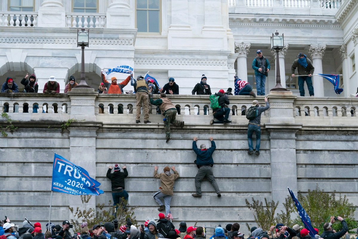Fue condenado por el asalto al Capitolio de EE.UU. y ahora considera volver a la política