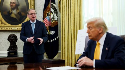El director del Consejo Económico Nacional de la Casa Blanca, Kevin Hassett, habla mientras el presidente Donald Trump escucha en la Oficina Oval de la Casa Blanca en Washington, el viernes 7 de marzo de 2025.