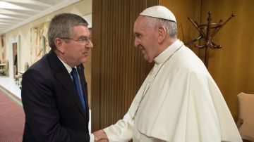 Thomas Bach durante un encuentro con el Papa Francisco en 2016.