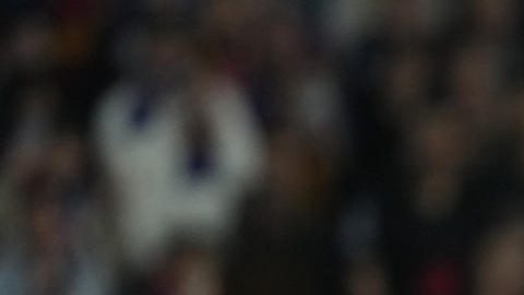 El delantero del FC Barcelona, Lamine Yamal (c), disputa el balón ante los defensores del Inter.