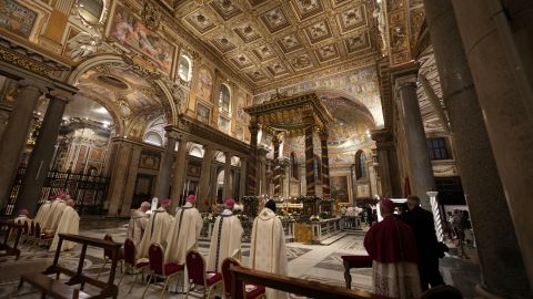 El diseño interior de Basílica de Santa María la Mayor, majestuoso y sobrio, conserva la esencia del cristianismo primitivo.