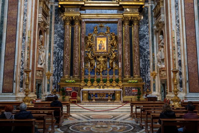 En este mismo sitio, siete papas y figuras como Bernini han sido sepultados.