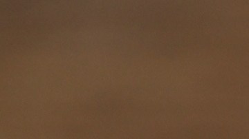 Las baterías recicladas le funcionaron al hombre como acumuladores, capturando la energía solar durante el día y suministrándola cuando se necesita.