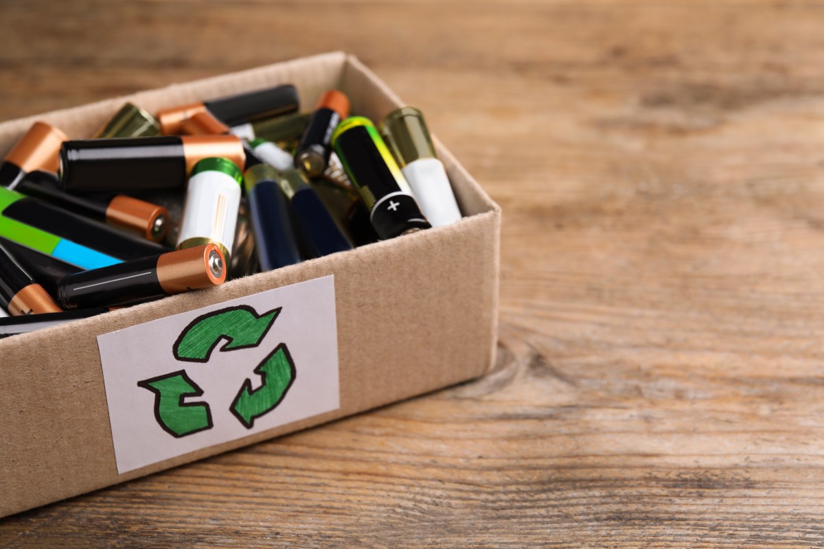 Hombre mantiene la luz de su hogar con baterías recicladas: tiene 8 años sin pagar facturas