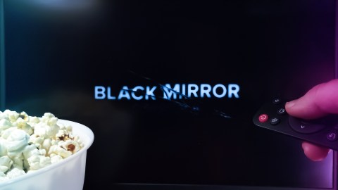 La distopía tecnológica de "Charlie Brooker" vuelve con seis episodios nuevos en 'Black Mirror'.