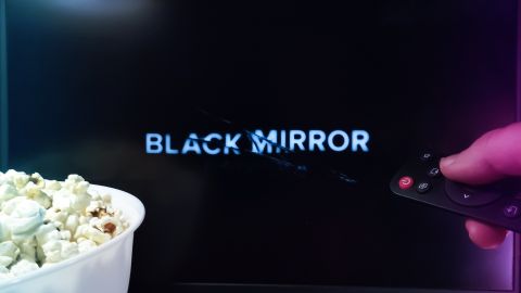 La distopía tecnológica de "Charlie Brooker" vuelve con seis episodios nuevos en 'Black Mirror'.