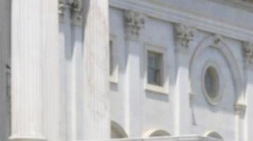 El representante por Texas del Caucus Hispano del Congreso (CHC), Joaquín Castro (c), habla durante una rueda de prensa este miércoles, frente al Congreso en Washington (Estados Unidos).