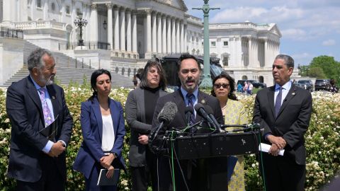 El representante por Texas del Caucus Hispano del Congreso (CHC), Joaquín Castro (c), habla durante una rueda de prensa este miércoles, frente al Congreso en Washington (Estados Unidos).