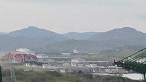 Trump dijo que los barcos de EE.UU. deben pasar gratis por los canales de Panamá y Suez