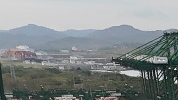 Trump dijo que los barcos de EE.UU. deben pasar gratis por los canales de Panamá y Suez