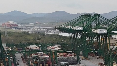 Trump dijo que los barcos de EE.UU. deben pasar gratis por los canales de Panamá y Suez
