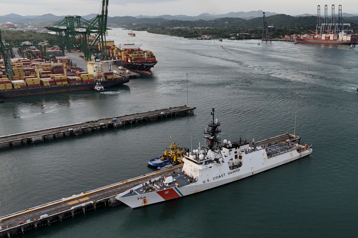 Trump dijo que los barcos de EE.UU. deben pasar gratis por los canales de Panamá y Suez
