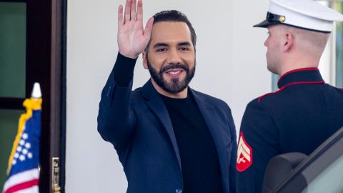 El presidente de El Salvador, Nayib Bukele, saluda al salir del Ala Oeste tras reunirse con el presidente estadounidense, Donald J. Trump, en la Casa Blanca, en Washington, D.C., EE. UU., el 14 de abril de 2025.